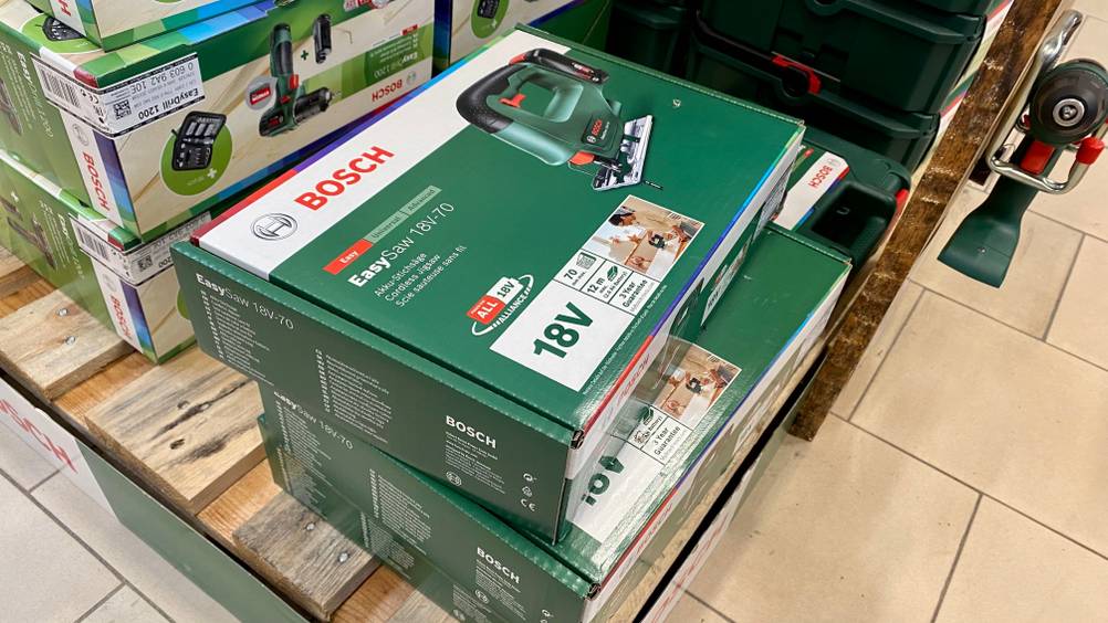 Eine getestete Bosch-Stichsäge in ihrer Originalverpackung auf eine andere gestapelt.