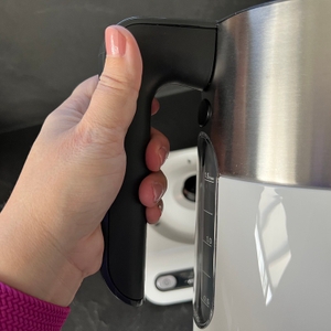 Eine Hand hält den Griff des Bosch-Styline-TWK8611P