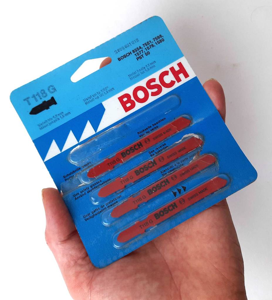 Eine Packung mit mehreren Stichsägeblättern Metall liegt zum testen auf einer Handfläche.