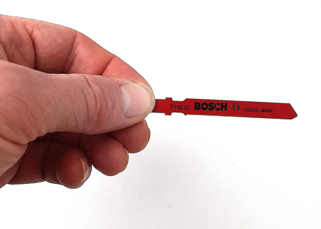Stichsägeblätter Metall: Eine Hand hält ein getestetes Sägeblatt.