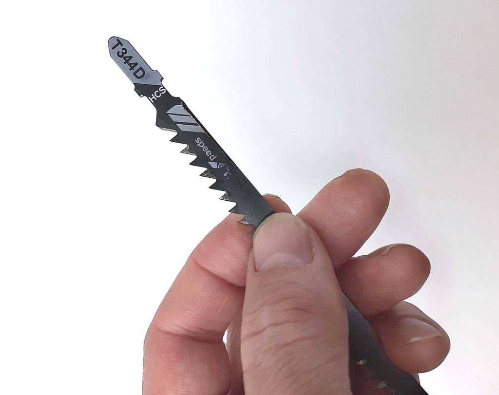 Stichsägeblätter für Holz getestet: Eine Hand zeigt die Zacken eines Sägeblatts.