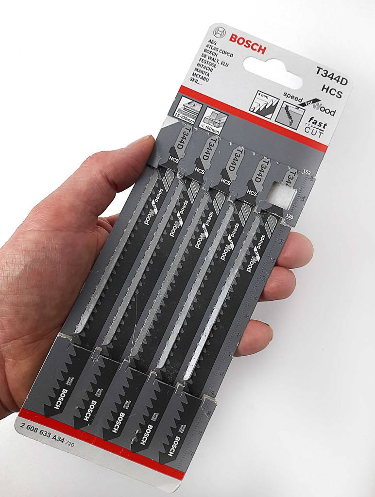 Im Test: Eine Hand hält ein Set mit mehreren Stichsägeblättern für Holz.