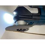 Das Bosch-Multifunktionswerkzeug schneidet durch Plattenmaterial.