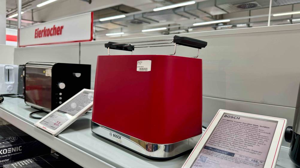 Ein getesteter Bosch-Toaster auf einem Verkaufsregal neben anderen Produkten.