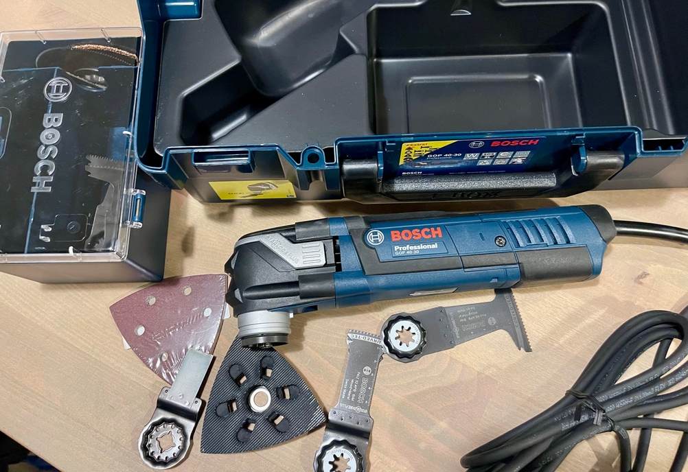Die Bosch GOP 40-30 Professional ist mit ihrem Zubehör ausgelegt auf vielseitige Einsatzmöglichkeiten. Auf dem Bild ist das Gerät mit mehreren Aufsätzen ausgebreitet zu sehen.