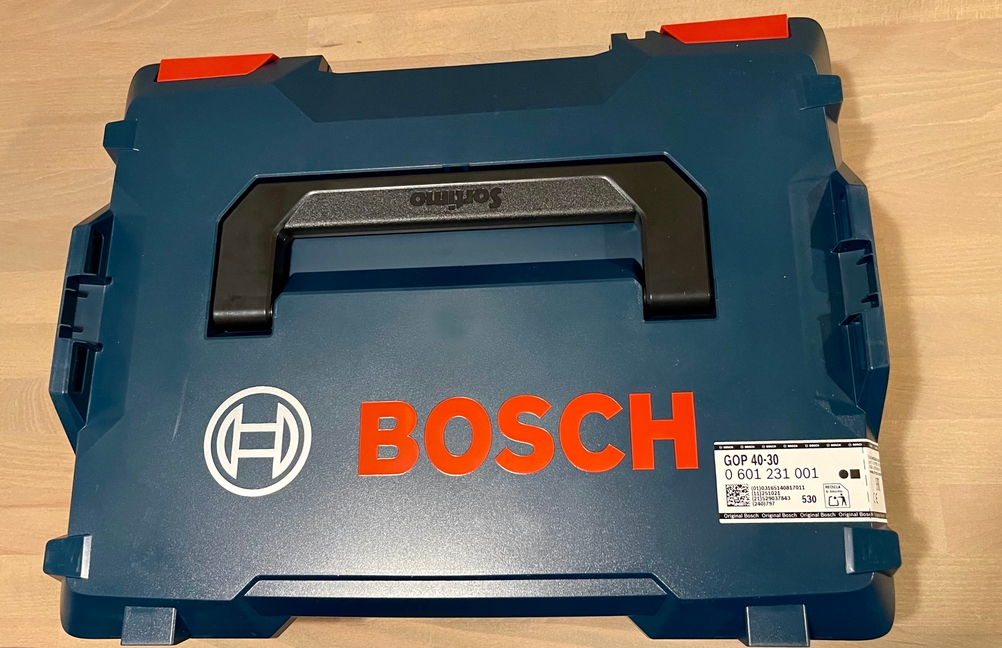 Das Bild zeigt den robusten Transportkoffer der Bosch GOP 40-30 Professional.