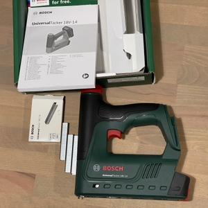 Der Lieferumfang des Bosch UniversalTacker 18V‑14 umfasst das Gerät, Klammern und Bedienungsanleitung.
