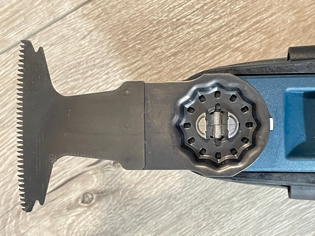 Nahaufnahme der Werkzeugaufnahme der Bosch GOP 40-30 Professional. Deutlich sichtbar ist das StarlockPlus-System zur Befestigung der Zubehörteile.