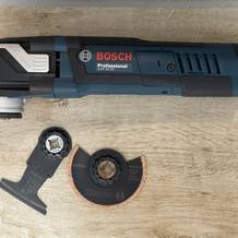 Die Bosch GOP 40-30 Professional ist zusammen mit verschiedenen Aufsätzen dargestellt.