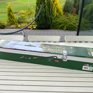 Der Karton der Bosch Universal HedgePole 18 steht auf einem Tisch