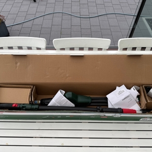 Der geöffnete Karton der Bosch Universal HedgePole 18 von oben