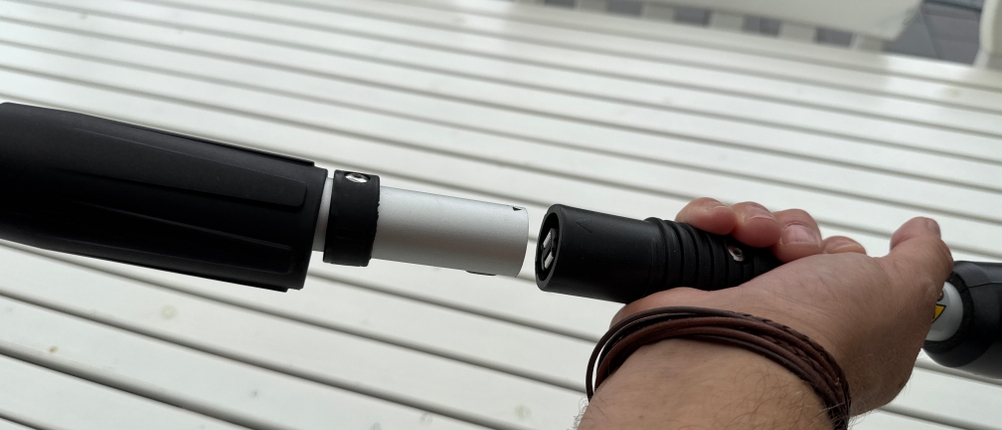 Die Bosch Universal HedgePole 18 wird zusammengesteckt