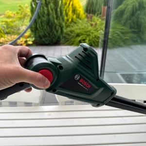 Der Winkel der Klingen der Bosch Universal HedgePole 18 wird von einer Hand eingestellt