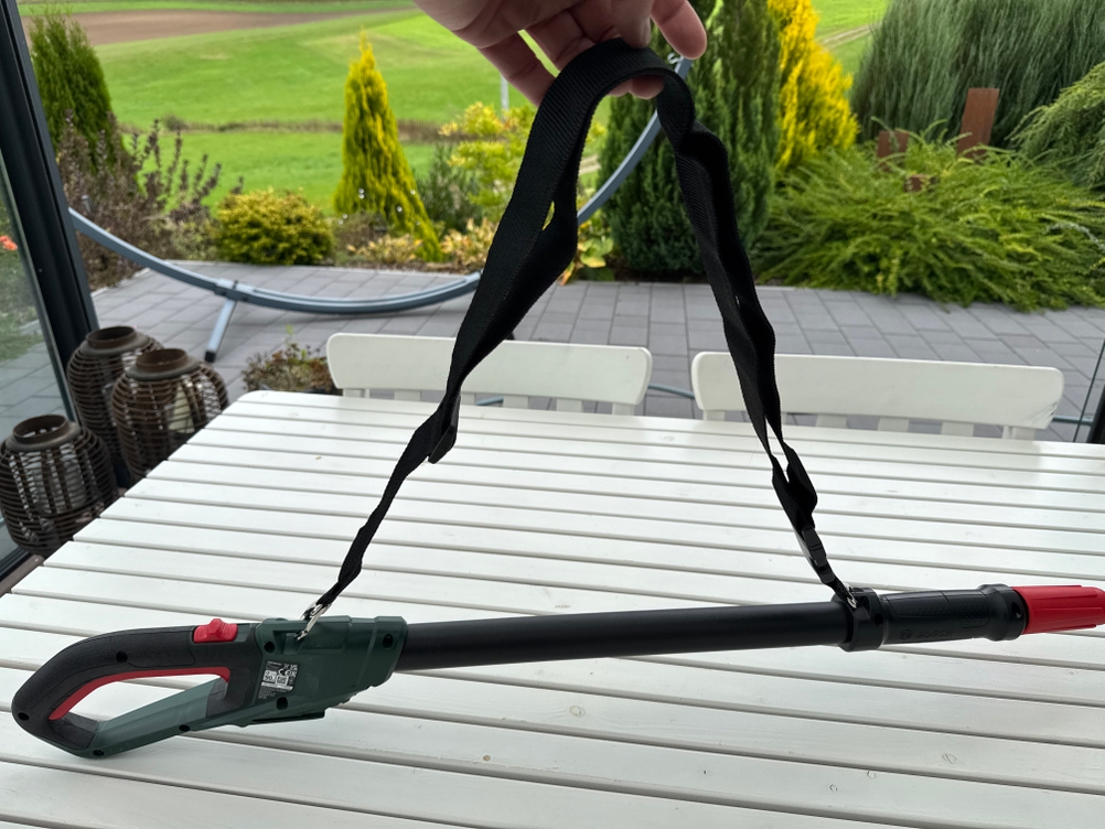 Der Tragegurt ist an der Bosch Universal HedgePole 18 befestigt