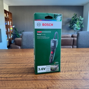 Der Karton der Bosch UniversalPump steht auf einem Tisch.