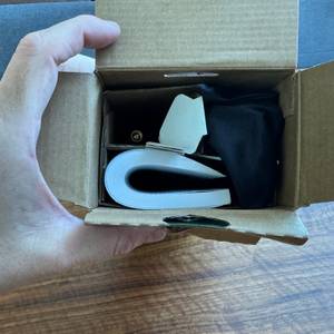 Der geöffnete Karton der Bosch UniversalPump von oben.