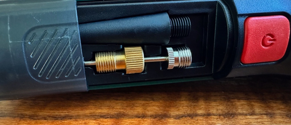 Das Zubehör der Bosch UniversalPump im dafür vorgesehenen Fach.