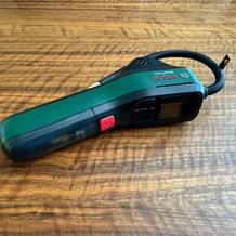 Die Bosch UniversalPump liegt auf einem Tisch
