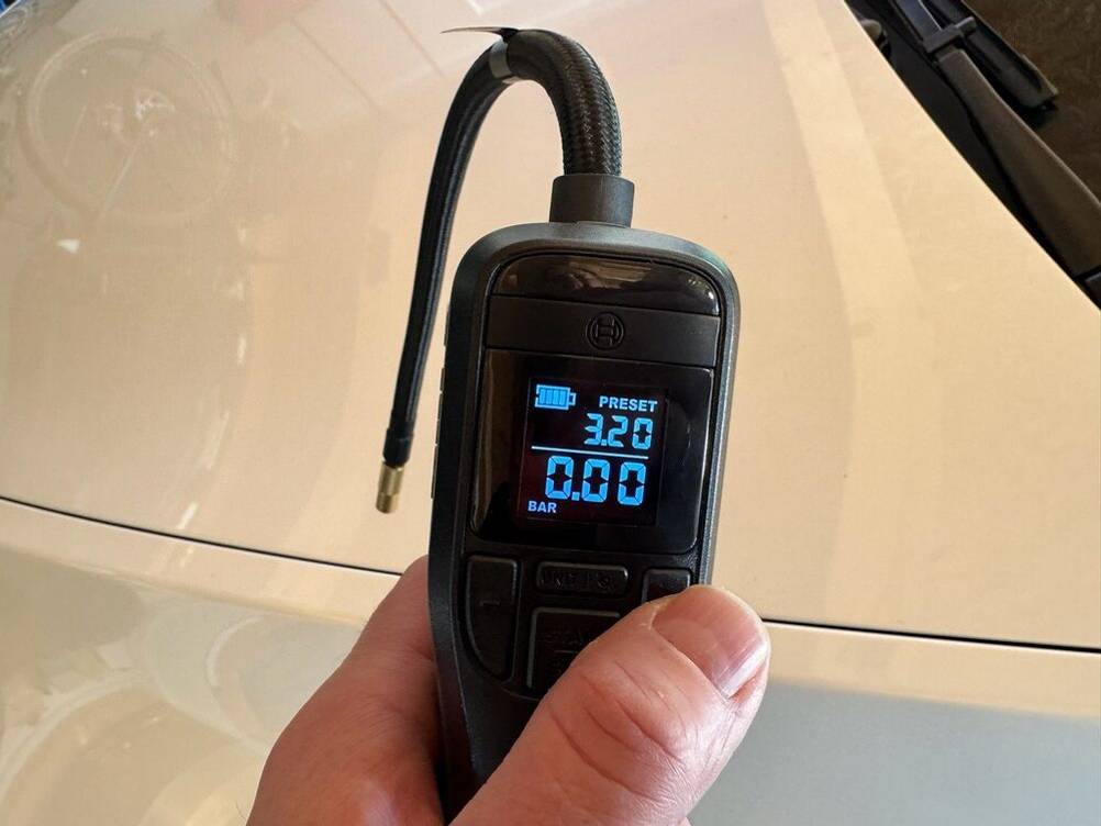 Das Display der Bosch UniversalPump zeigt eine Voreinstellung von 3,2 Bar an.