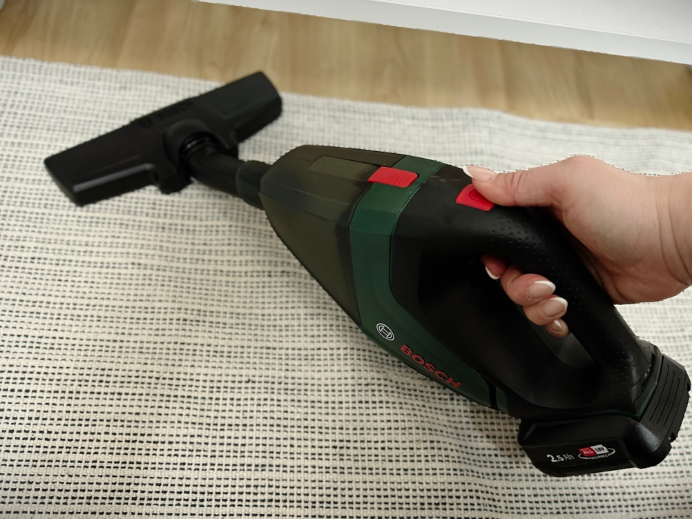 Bosch UniversalVac 18 mit aufgesetzter Bodendüse bei der Reinigung eines hellen Teppichs.