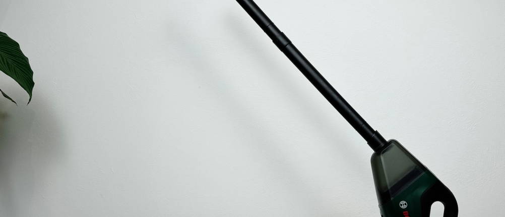 Der Bosch UniversalVac 18 steht aufrecht, ausgestattet mit Verlängerungsrohr; weiteres Zubehör liegt daneben.