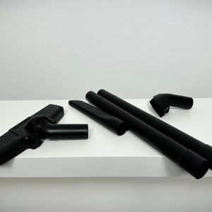 Aufgereihtes Zubehör des Bosch UniversalVac 18: Bodendüse, Fugendüse, Verlängerungsrohre, Polsteraufsatz.