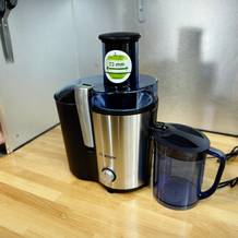 Der Bosch VitaJuice 3 MES3500 Entsafter steht betriebsbereit auf einer Küchenarbeitsplatte. Der Einfüllstutzen ist mit einem grünen Sticker markiert, der den Durchmesser der XL-Öffnung anzeigt.