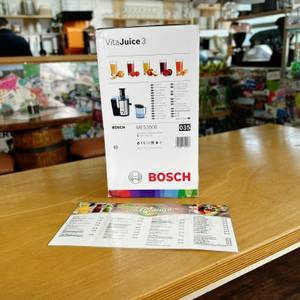 Die Seite der Verpackung des Bosch VitaJuice 3 MES3500 zeigt verschiedene Fruchtsäfte und eine detaillierte Spezifikationsliste. Das Gerät ist in einer schematischen Darstellung mit seinen Hauptmerkmalen abgebildet.