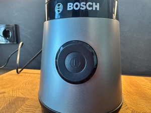 Nahansicht des Push-Buttons eines Bosch-Smoothie-Makers.