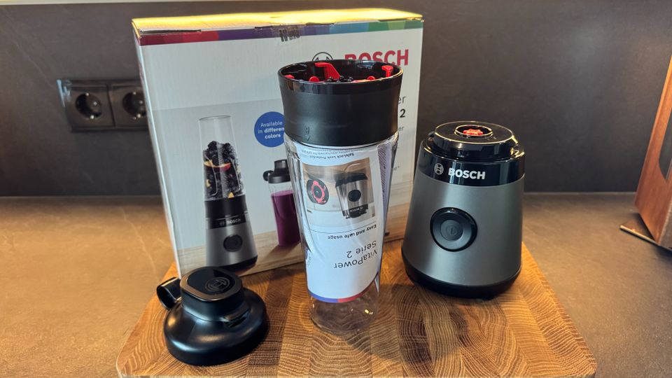Der ausgepackte Smoothie-Maker von Bosch steht neben seiner Verpackung.