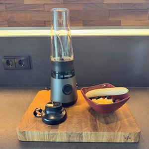 Der Bosch VitaPower Smoothie-Maker steht neben eine Schalt Obst.