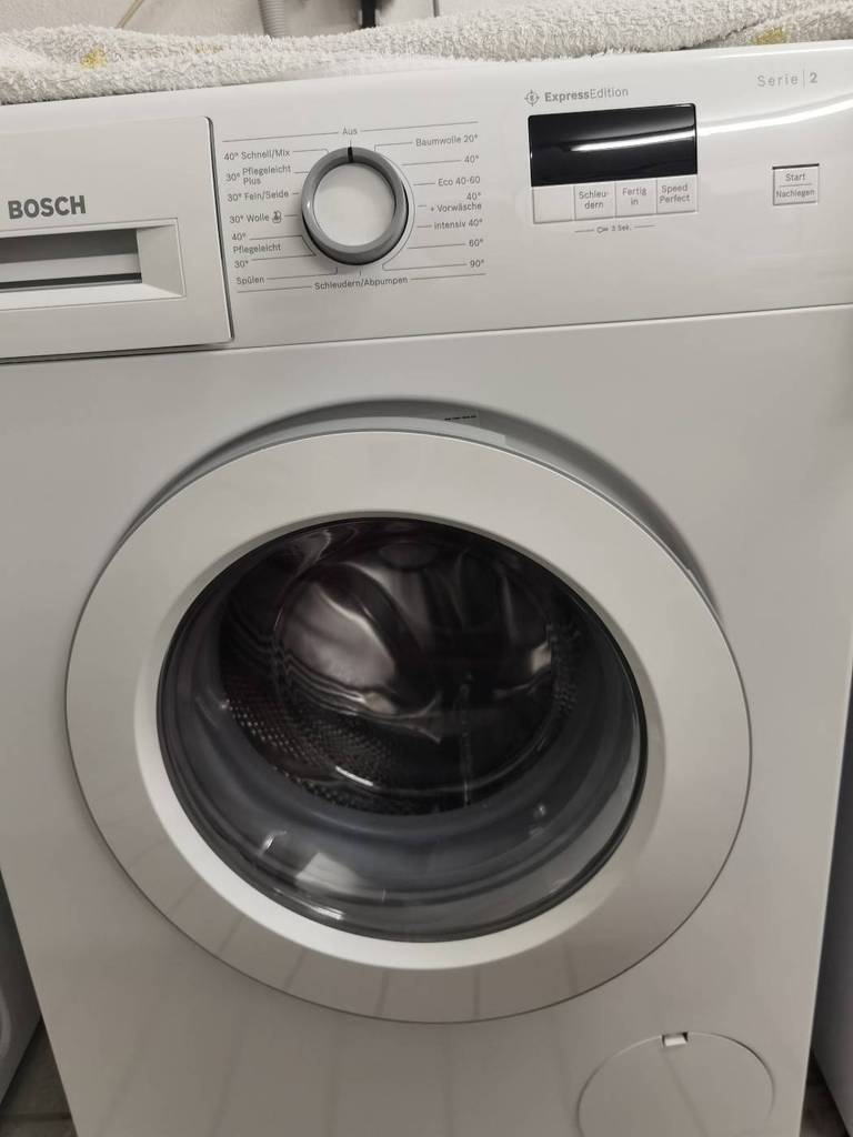 Getestete 7-kg-Waschmaschine der Marke Bosch in einem Badezimmerbereich.