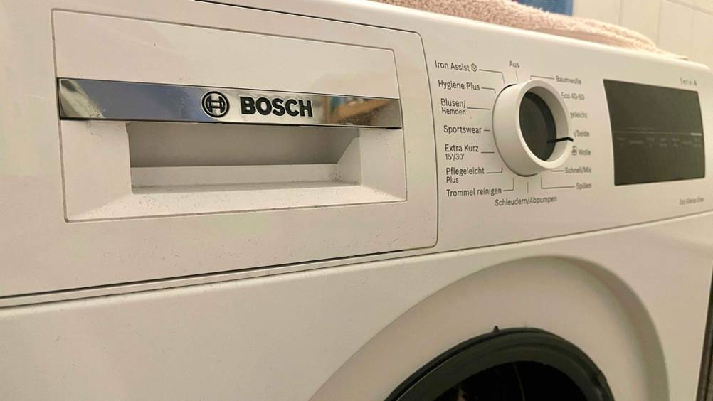 Nahaufnahme der Bedienelemente der Bosch-Waschmaschine Serie 4 im Test.