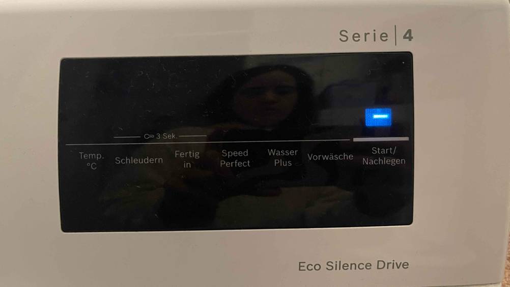 Bosch-Waschmaschine Serie 4 getestet: Nahaufnahme des Displays.