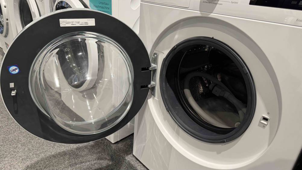 Die getestete Bosch-Waschmaschine Serie 4 mit offener Klappe.