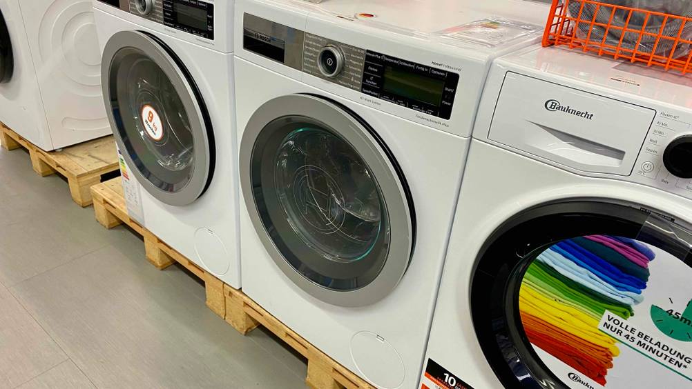 Bosch-Waschmaschine getestet: Ein Gerät von schräg rechts zwischen anderen Maschinen.