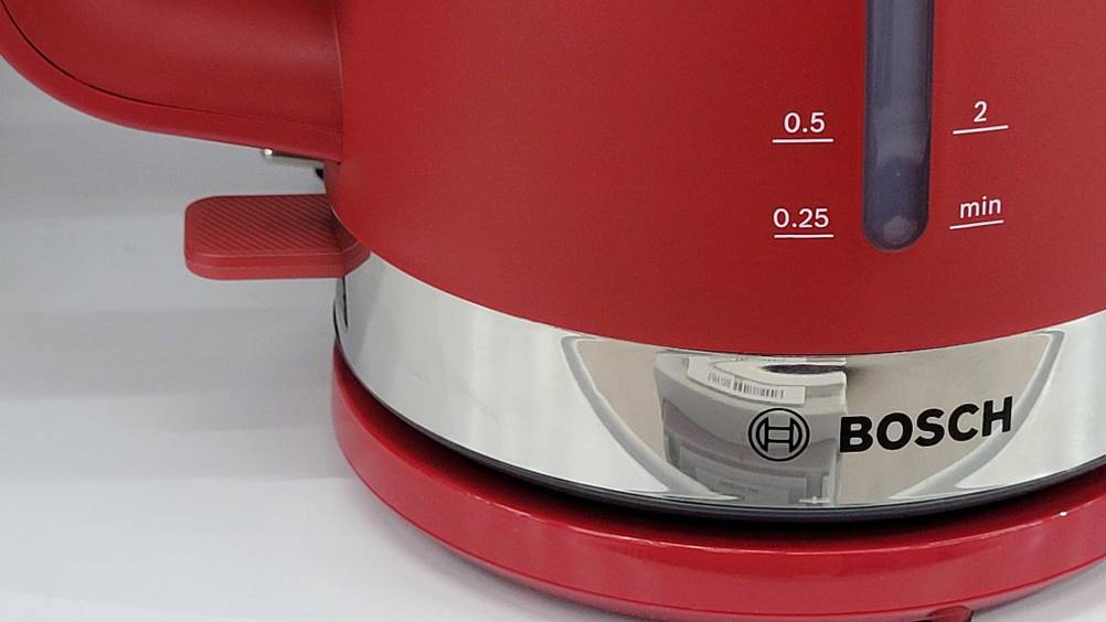 Bosch-Wasserkocher im Test: Nahaufnahme des Logos auf dem Gerät.