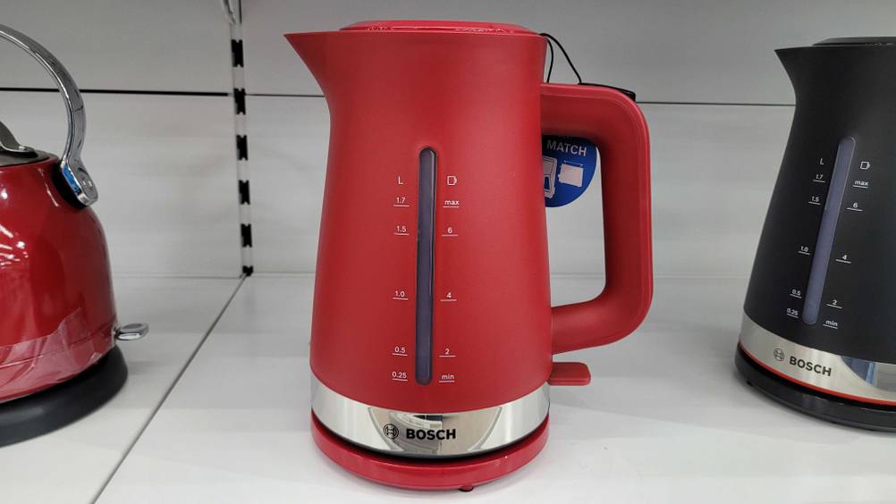 In einem Regal steht ein getesteter Bosch-Wasserkocher neben anderen Geräten.