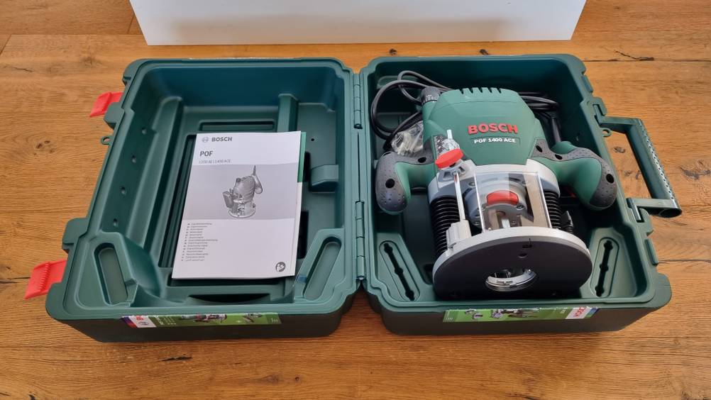 Oberfräse im Test: Geöffneter Werkzeugkoffer mit Oberfräse von Bosch, POF 1400 ACE, drin