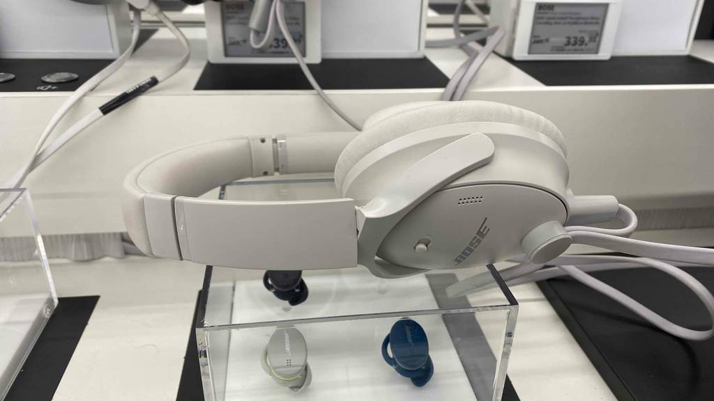 Detailansicht eines weißen Bose-Kopfhörers im Test.