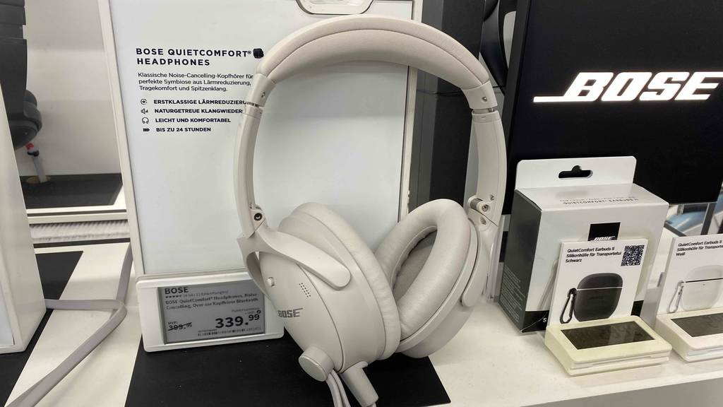 Bose Kopfhörer im Test: Frontansicht eines Quietcomfort vor Infoständer.