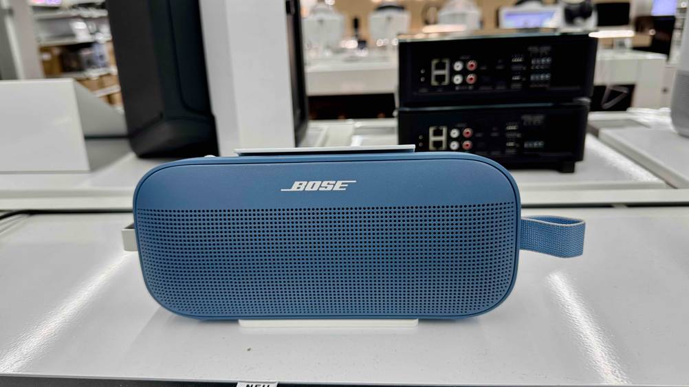 Getestet: Der Bose-Lautsprecher von vorne auf einer weißen Fläche stehend.