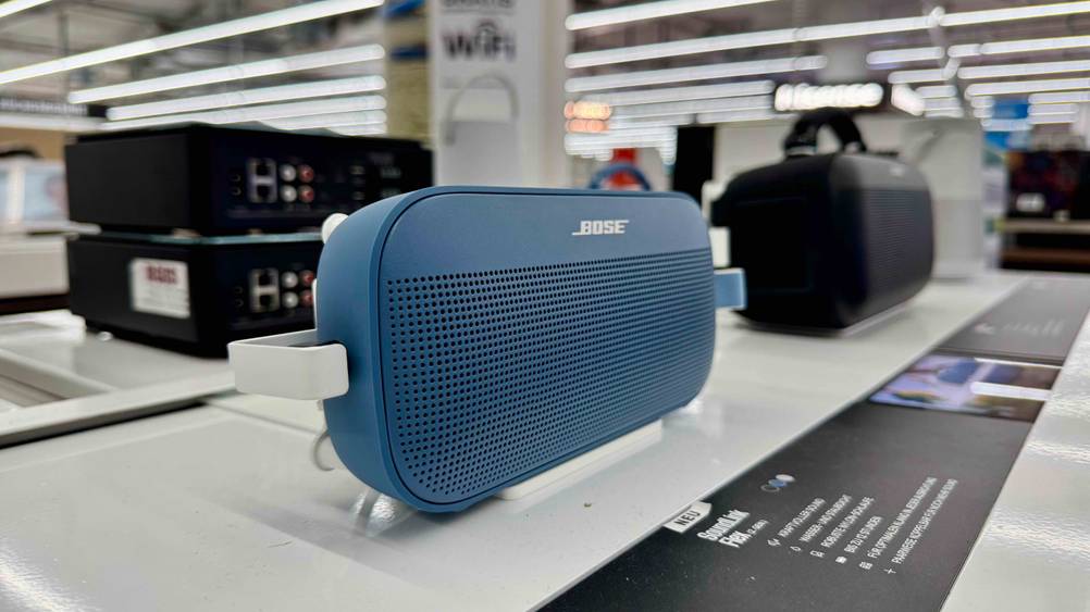Seitenansicht eines getesteten Bose-Lautsprechers auf einem Verkaufsregal.