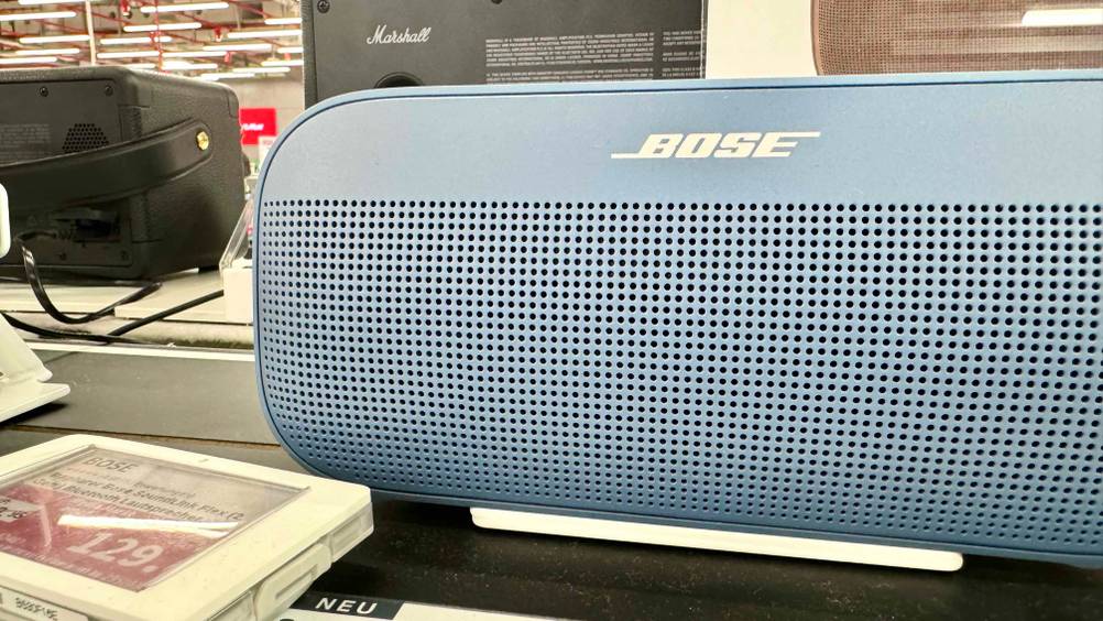 Bose-Lautsprecher im Test: Nahaufnahme des Logos.