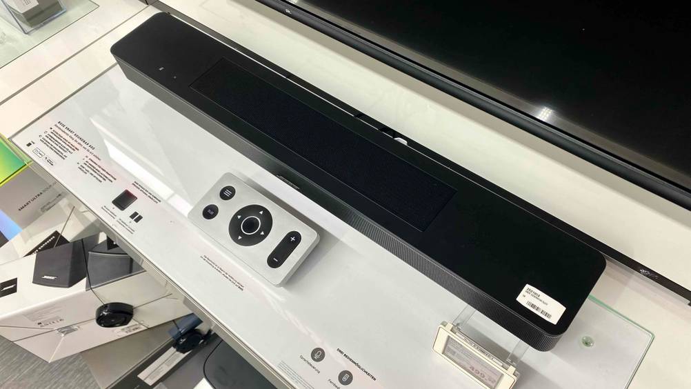 Soundbar-Test: Ein Gerät von oben in einer Verkaufsfläche mit Fernbedinung und Preisschild.