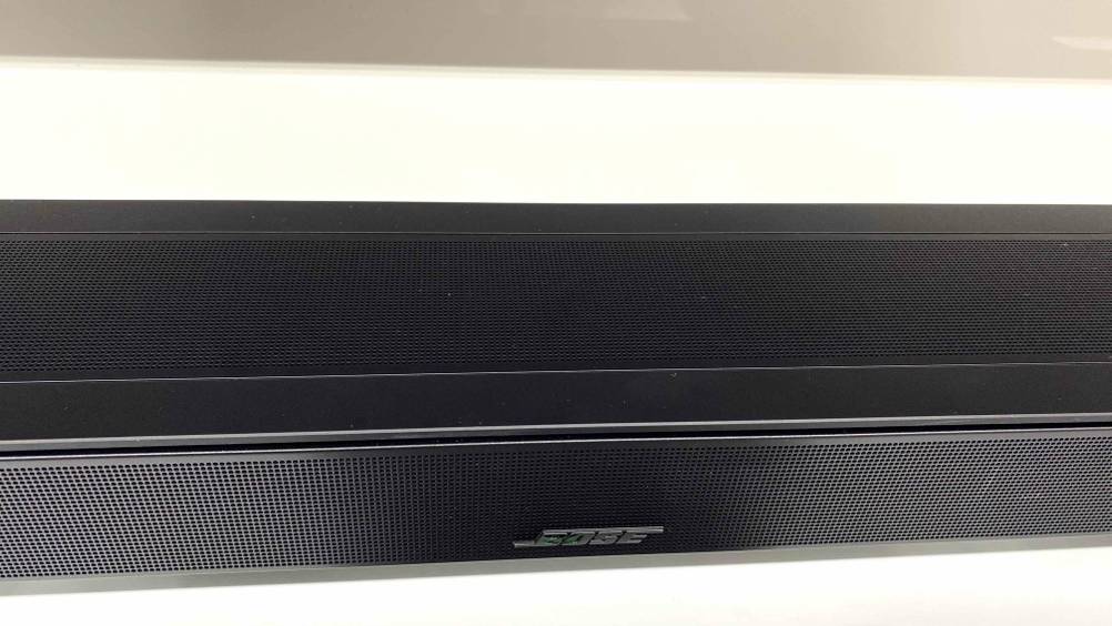 Soundbar getestet: Nahaufnahme der Lautsprecher und des Logos.