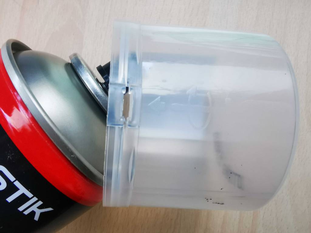 Autolack-Sprays getestet: Detailansicht des transparenten Deckels, der sich über der Sprüdüse auf der Spraydose befindet.