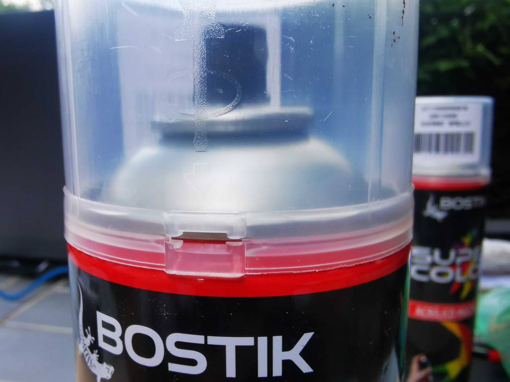 Nahaufnahme des transparenten Deckels auf der Spraydose von dem getesteten Autolack-Spray.