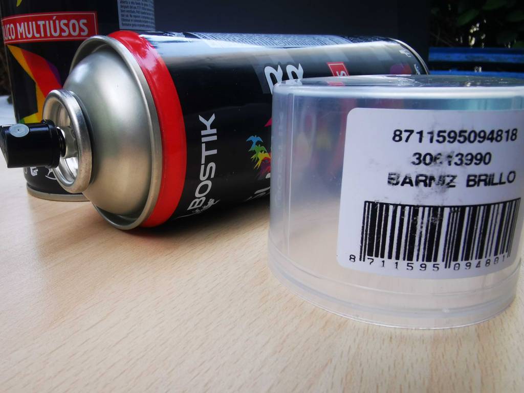 Autolack-Sprays-Test: Detailansicht der geöffneten Spraydose, die neben ihrem Deckel inklusive Produktnummer liegt.