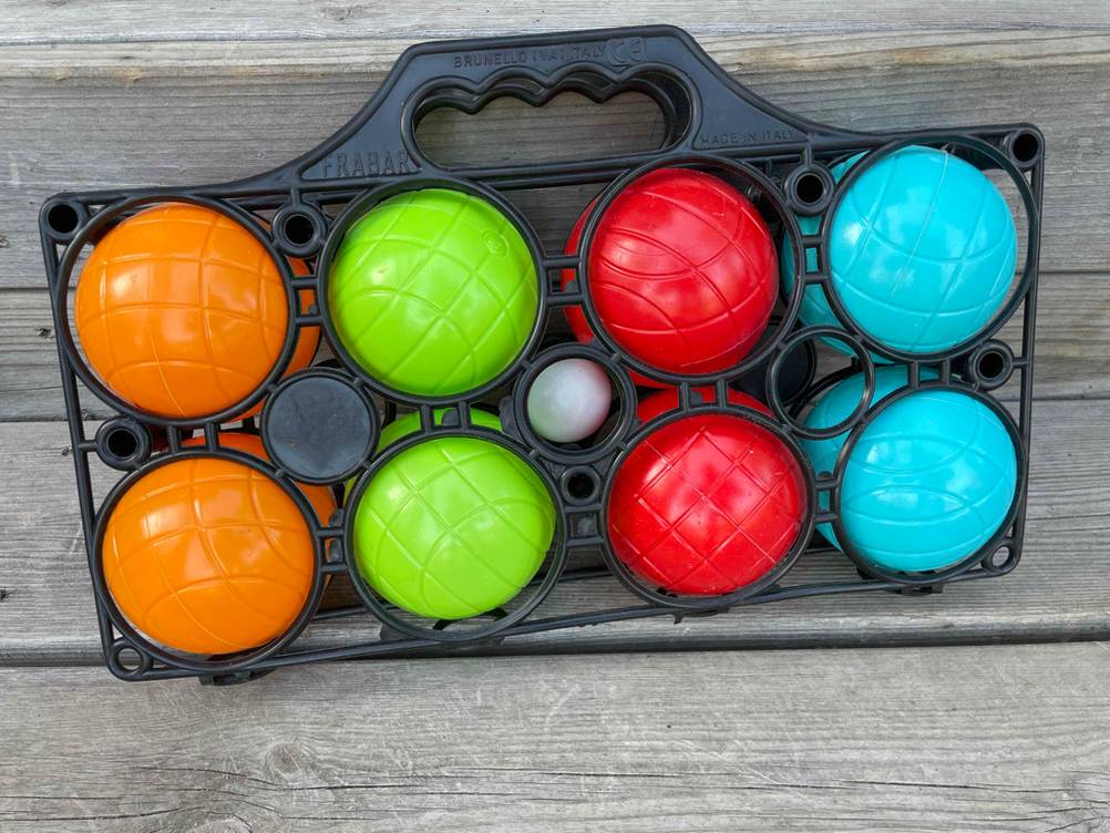 Im Test: Ein Boule-Spiel in seiner Halterung auf einer Holzfläche.